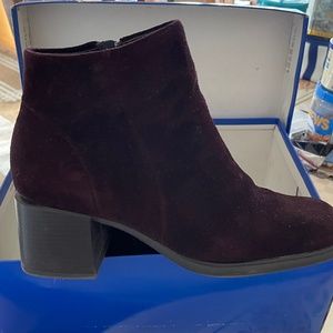 Ankle boots with side zipper